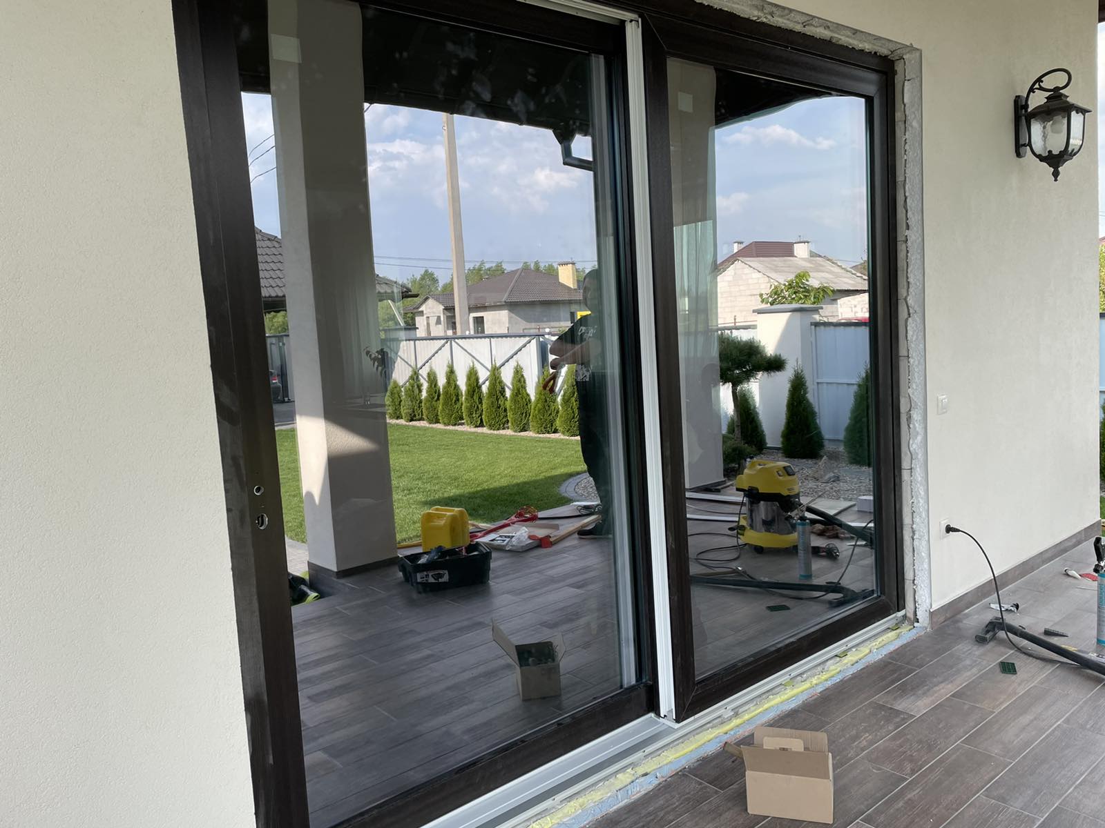 Установка раздвижной панорамной двери с выходом на террасу