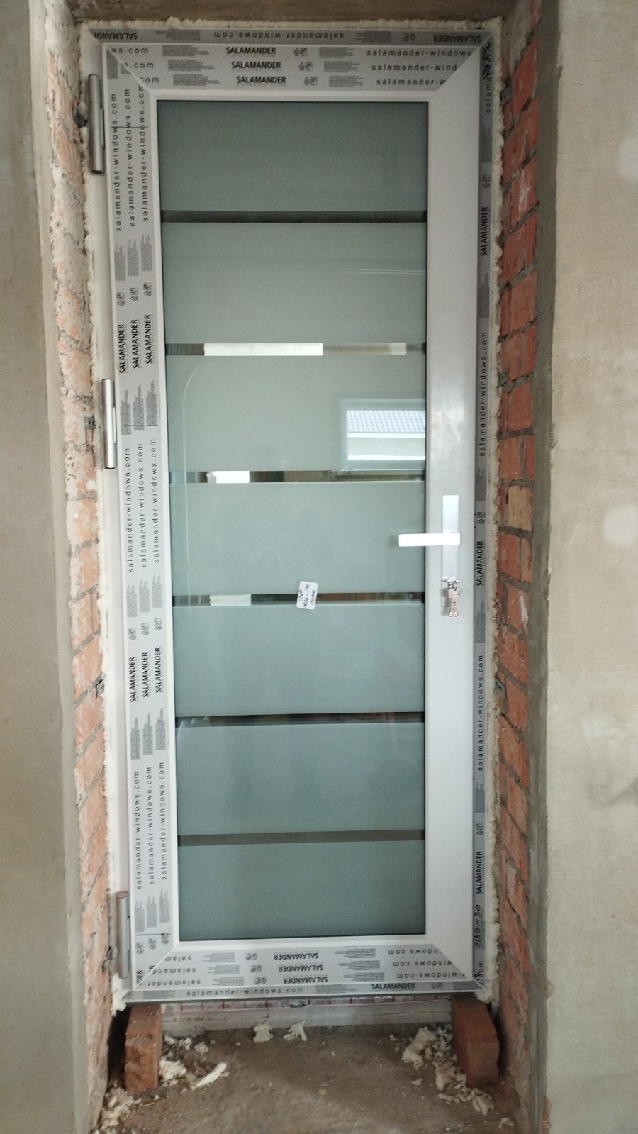 Входная белая дверь Salamander с матовым стеклом