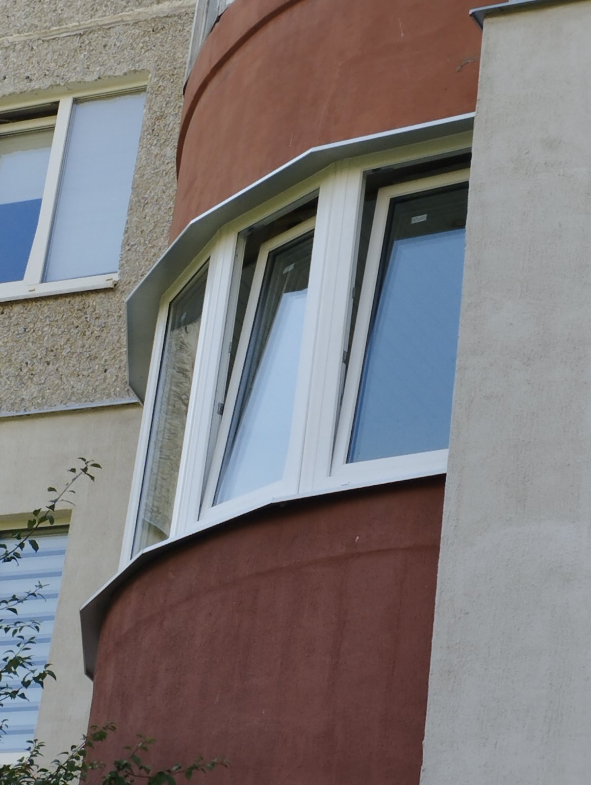 Остекление полукруглого балкона (эркера) в многоквартирном доме