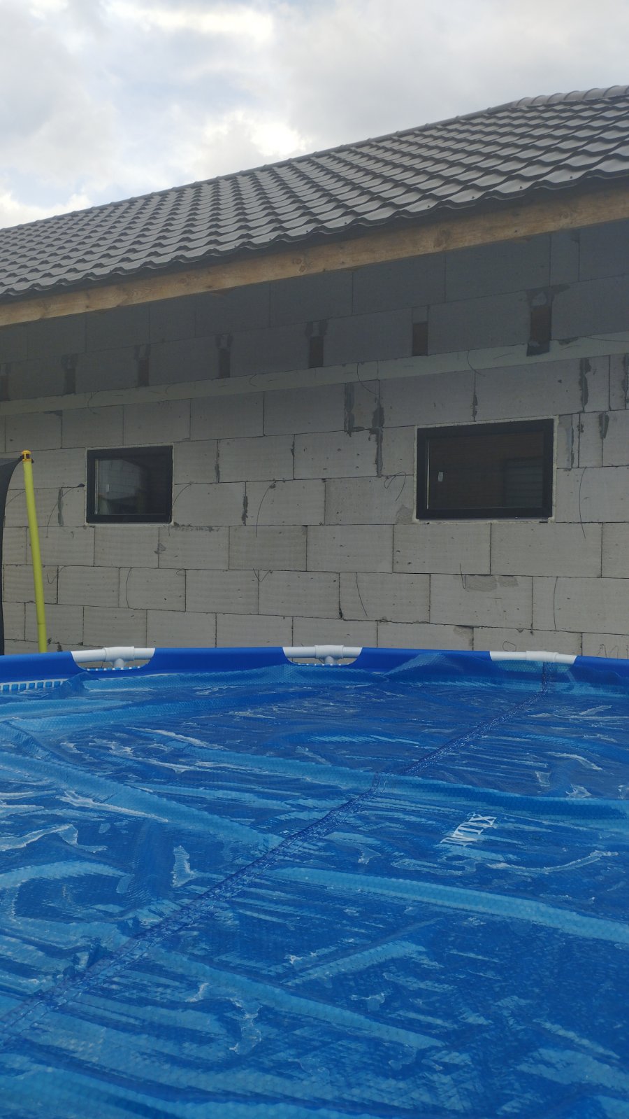 Окна с темной ламинацией под дерево в строящемся доме